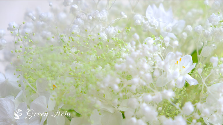 真っ白なかすみ草。細かな花から、少し大きめの花、アーティフィシャルの小花のアップ