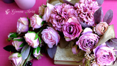 花びらが多いピンクのアンティークなバラが魅力的なアーティフィシャルフラワーのエレガントな壁掛け。