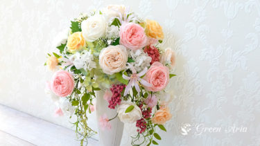 左右に流れるバラが魅力的なプリザーブドフラワーアレンジメント。ホワイトとピンクの丸バラ、ピンクのペッパーベリーがエレガントで可愛い印象です。
